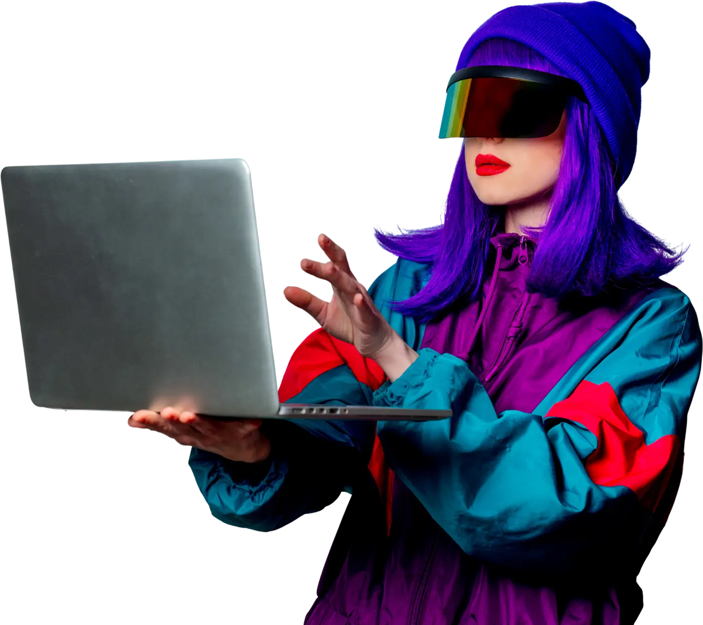 Frau mit lila Haaren, gestrickter Mütze und breiter verspiegelter Visierbrille in einer Retro-Trainingsjacke, hält einen aufgeklappten Laptop auf der flachen Hand.
